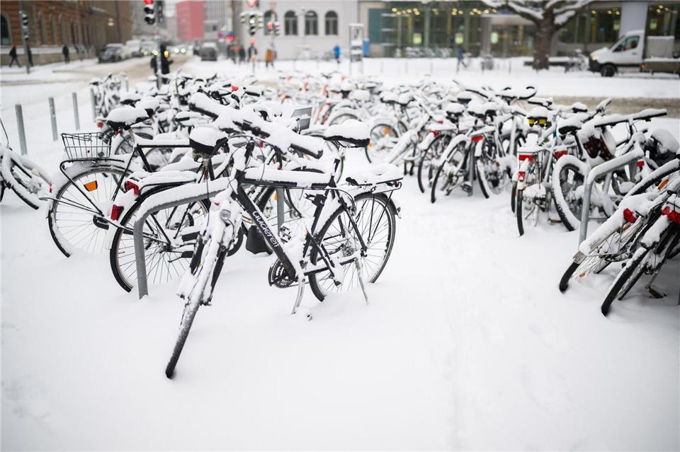 Falschmeldungen zu Schulausfällen kursieren immer wieder.Julian Stratenschulte/dpa