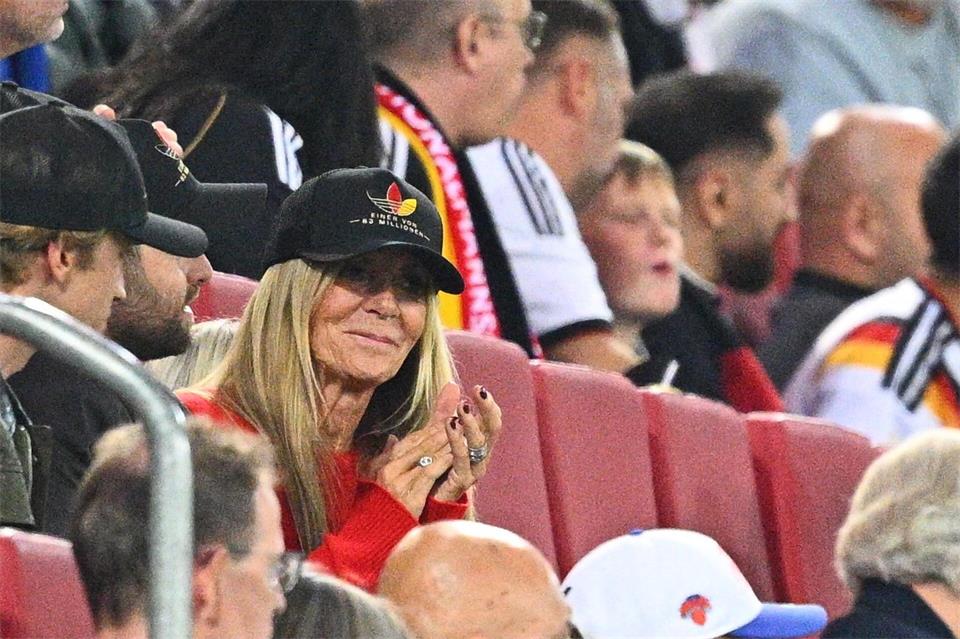 Familiäre Unterstützung für den neuen Bundestrainer: Ehefrau Ulla Klopp und sein Sohn Marc Klopp saßen beim ersten Heimspiel gegen Griechenland in Augsburg auf der Tribüne. Tom Weller/dpa