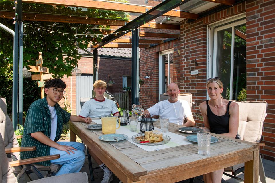 Familie Hilgenberg nahm Jugendliche aus fernen Ländern auf, während zwei ihrer eigenen Kinder selbst ein Jahr im Ausland waren. Für Kevin aus Taiwan (l.) war in Deutschland vieles anders.