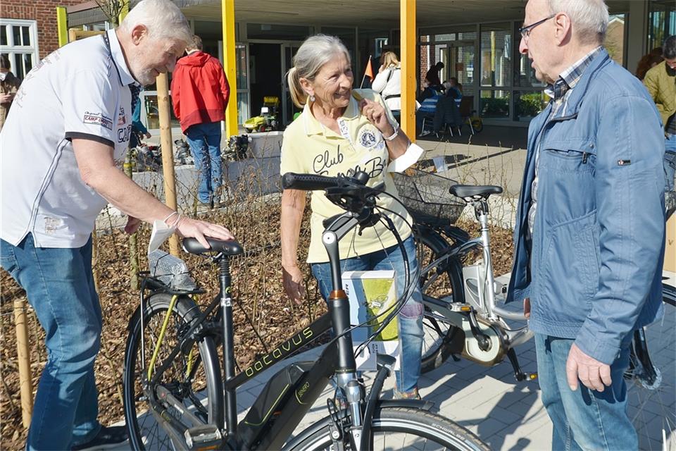 Familie Prahl aus Borken (links) wechselten ihr altes Fahrrad gegen ein E-Bike aus.