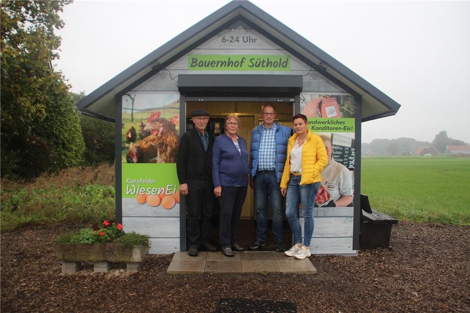 Familie Süthold vor ihrer neuen Selbstbedienungs-Hütte am Rande des eigenen Hofs.