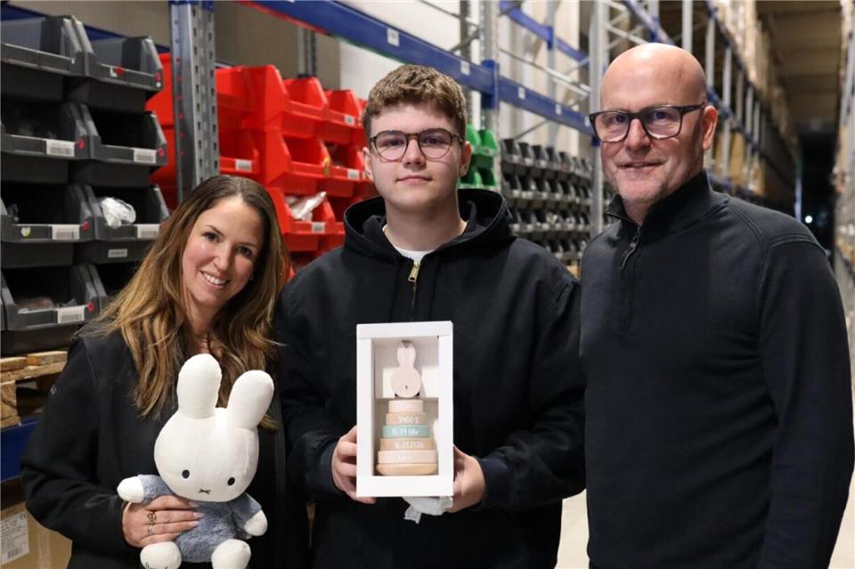 Familie Tenbrock im neuen Lager am Standort „Im Egeling“ in Bocholt-Mussum (von links): Nadine Tenbrock-Leenen, Jannick Leenen und Frank Tenbrock.