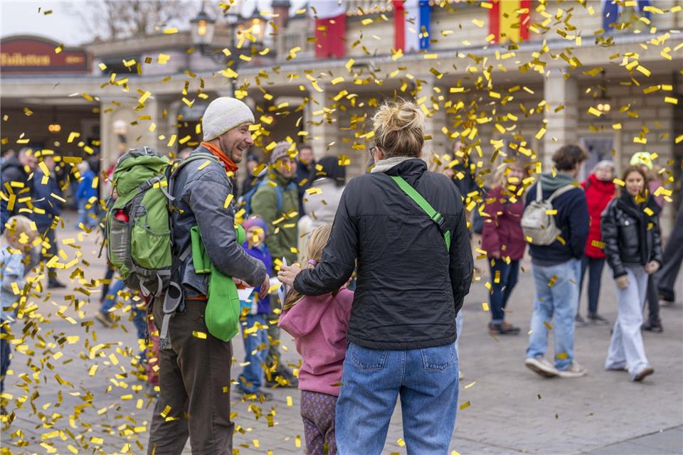 Familie Walser wird am Haupteingang mit Konfetti überrascht.Europa-Park/dpa