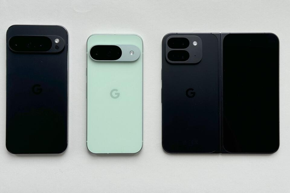 Familie mit Farbtupfer: Das Pixel 9 Pro XL, Pixel 9 und Pixel 9 Pro Fold von Google (l-r).Christoph Dernbach/dpa-tmn