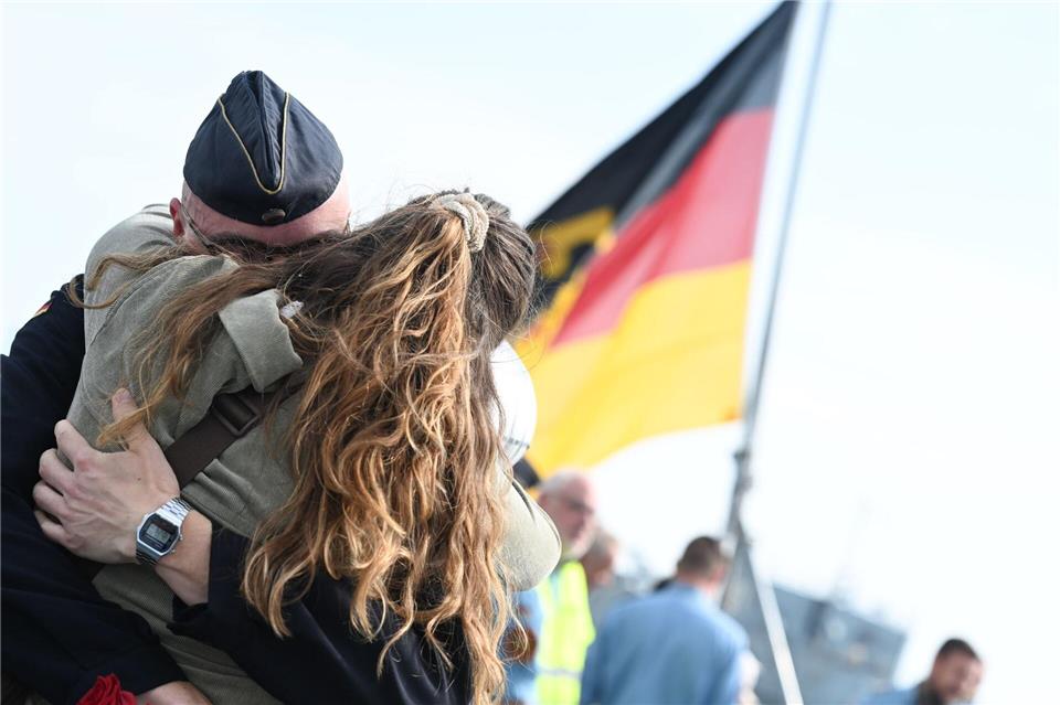 Familien, Freunde und Kameraden waren zum Pier gekommen. Lars Penning/dpa