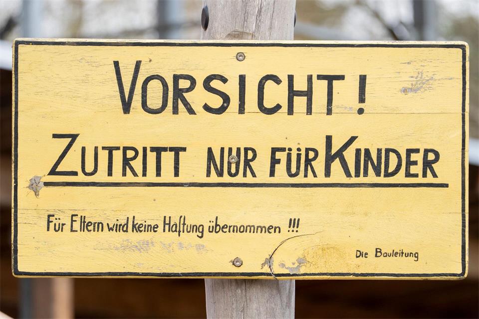 Familien sind die Hauptzielgruppe der Freizeitparks. (Archivbild)Andreas Arnold/dpa