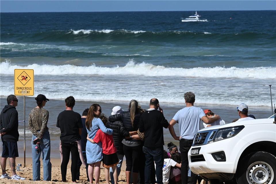 Familienangehörige und Freunde trauerten am Strand um das Opfer.Dean Lewins/AAP/dpa
