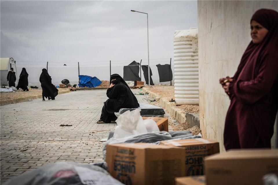 Familienangehörige von Kämpfern des Islamischen Staates im Lager Ak Burhan in Syrien, nachdem sie aus dem Lager al-Hol in der nördlichen Provinz Aleppo verlegt wurden.Moawia Atrash/dpa