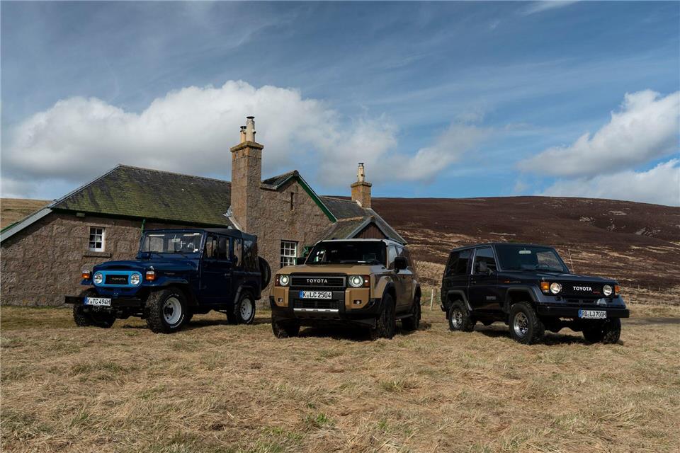 Familienbande: Der neue Land Cruiser wird hier in rauer Landschaft von zwei seiner Vorgänger flankiert.Toyota/dpa-tmn