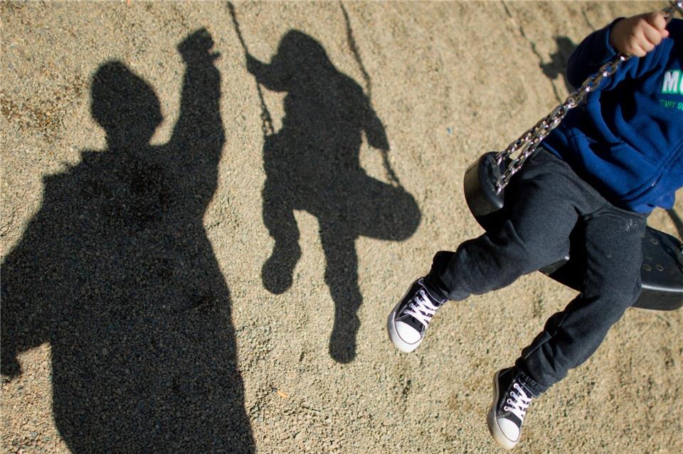 Familiengerichte sollen nach den Vorstellungen des Bundesjustizministeriums im Kinderschutzverfahren künftig soziale Trainingskurse und Gewaltpräventionsberatungen anordnen können. (Symbolbild)Julian Stratenschulte/dpa/dpa-tmn