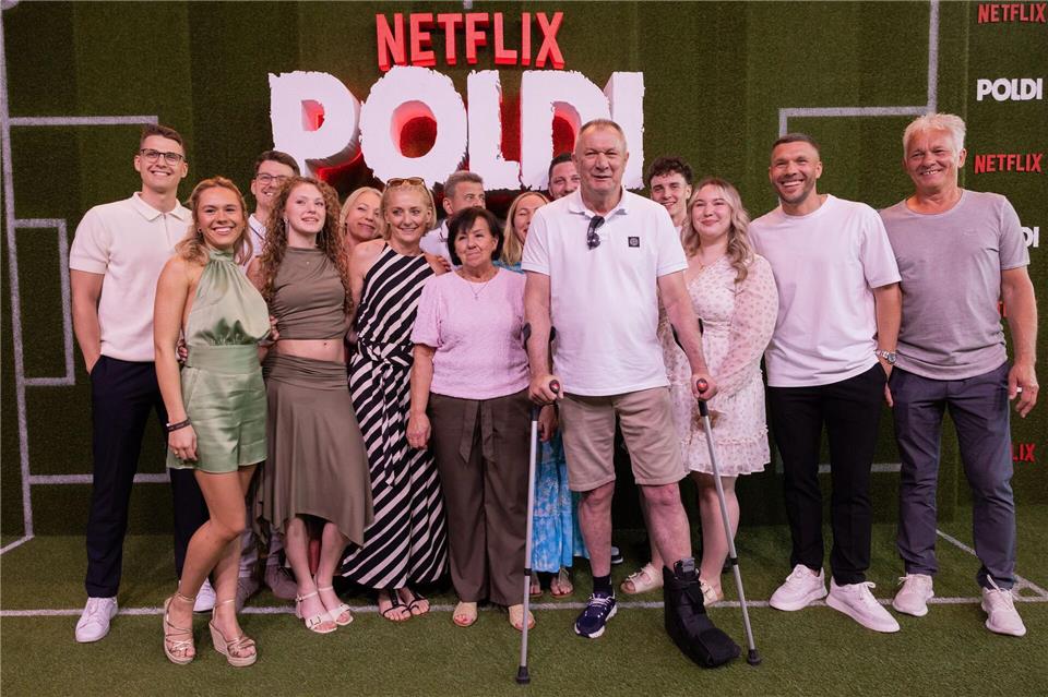 Familienmensch und Fußballer: die Podolskis bei der Premiere in Köln. (Archivbild)Rolf Vennenbernd/dpa