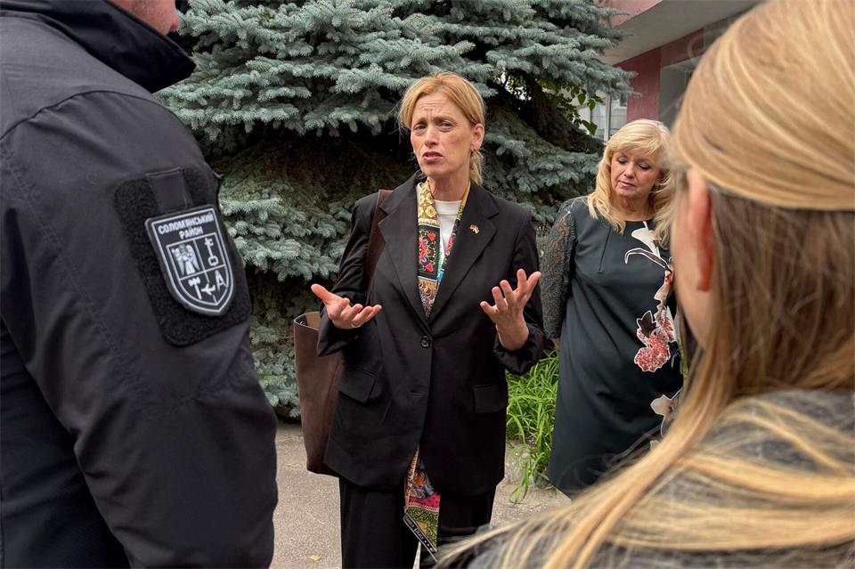 Familienministerin Karin Prien (CDU), hier am Dienstag in Kiew, pocht auf mehr gesellschaftliches Engagement - auch per Gesetz. Basil Wegener/dpa