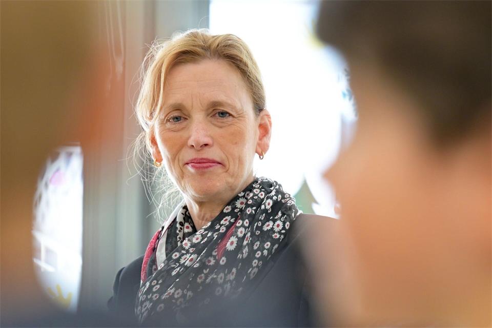 Familienministerin Karin Prien ist zufrieden mit dem Umbau des Programms „Demokratie leben!“. (Archivbild)Malin Wunderlich/dpa