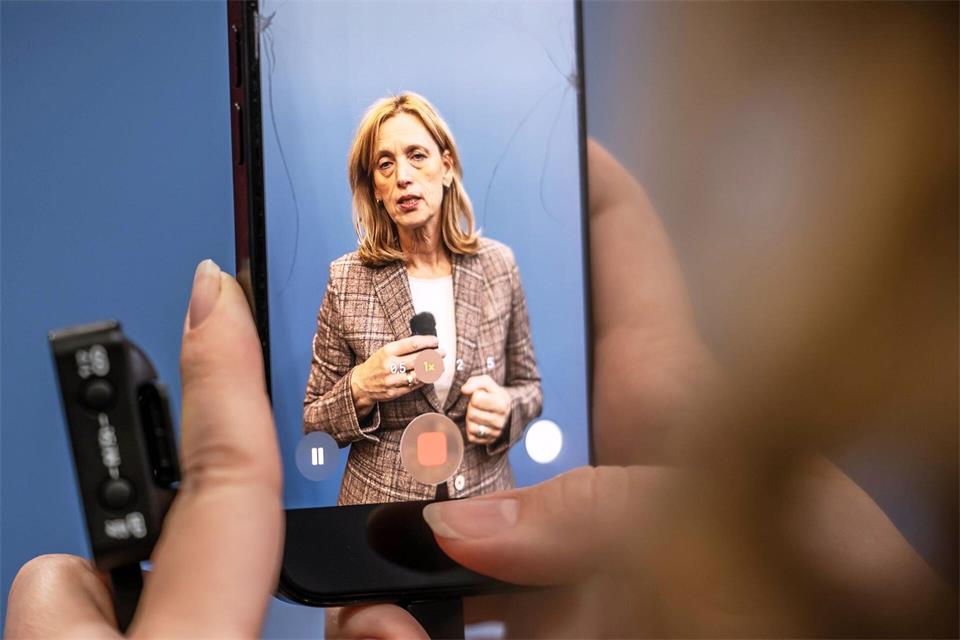 Familienministerin Karin Prien rechnet damit, dass im kommenden Jahr eine EU-weite Regelung zur Beschränkung von Social Media für Kinder und Jugendliche kommen wird. Parallel dazu sollen in Deutschland bereits Gesetze in diese Richtung geändert werden.Michael Kappeler/dpa