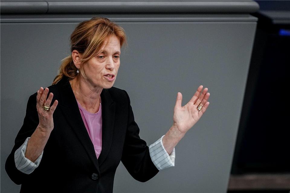 Familienministerin Karin Prien will das Programm „Demokratie leben!“ neu ausrichten. (Archivbild)Kay Nietfeld/dpa