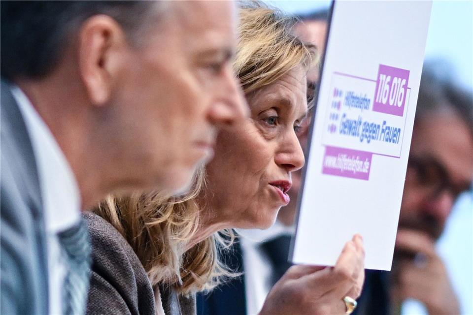 Familienministerin Karin Prien wirbt für das Hilfetelefon. Frauen können sich dort anonym melden, wenn sie beispielsweise von ihrem Partner bedroht oder geschlagen werden. Britta Pedersen/dpa