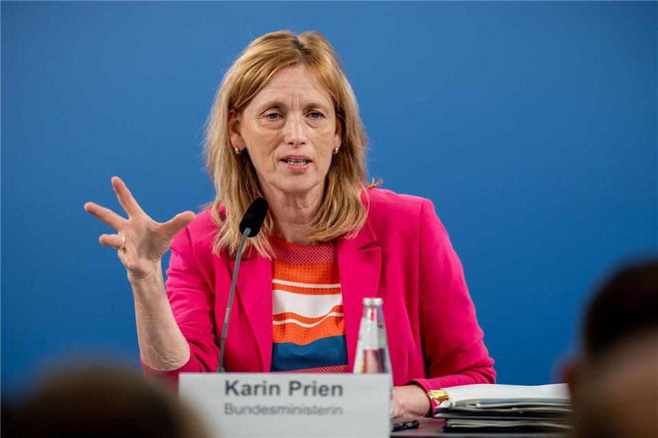 Familienministerin Prien ist für eine gesetzliche Altersgrenze von 13 Jahren für die eigenständige Nutzung eigener Social-Media-Konten.Michael Kappeler/dpa