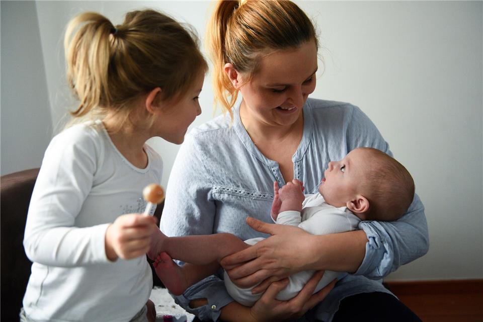 Familienpaten sind Helfer in Familien: Eine alleinerziehende Mutter mit zwei Kindern aus Raesfeld würde sich über Unterstützung freuen, teilt das Rote Kreuz im Kreis Borken mit (Symbolbild).