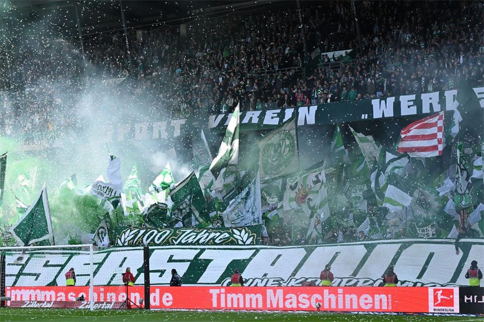 Fan-Choreografie zum 100. Geburtstag des Bremer Weserstadions.Carmen Jaspersen/dpa