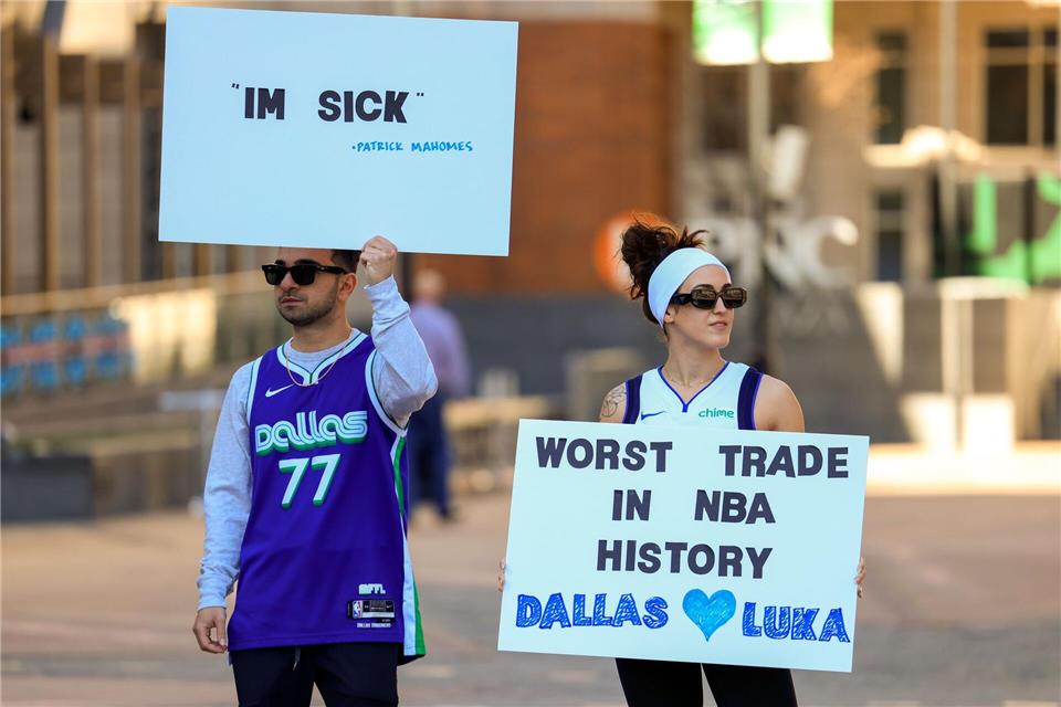 Fan-Protest gegen den Wechsel von Luka Doncic. (Archivbild)Elias Valverde II/The Dallas Morning News/AP/dpa