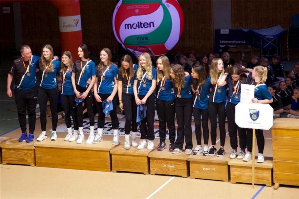 Fand sich auf Platz drei bei der DM wieder: Der RSV Borken mit Judith Remmelt, Frieda Vornholt, Helena Kubani, Emma Dobrzynski, Johanna Paß, Mia Rottstegge, Maria Tebroke, Jule Sühling, Sidney Heynck und Lilli Späker sowie dem Trainergespann Hannah Rudde, Annika Mitulla und Bernd Rudde.