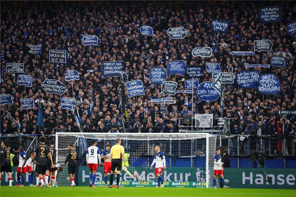 Fanproteste beim Bundesliga-Spiel Hamburger SV - VfB Stuttgart.Christian Charisius/dpa