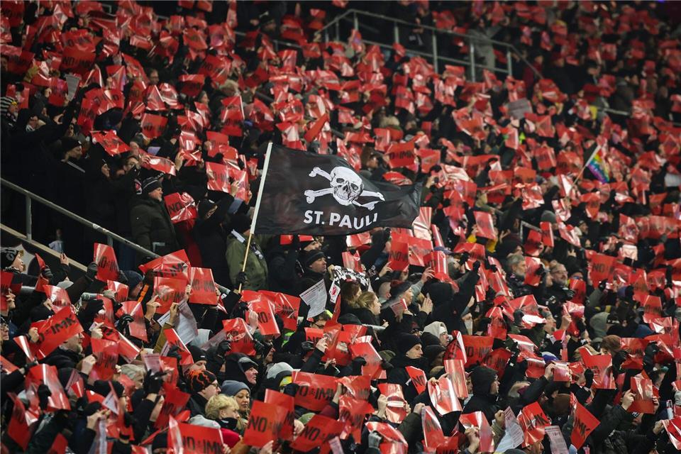 Fanproteste beim Spiel FC St. Pauli - 1. FC Union Berlin.Christian Charisius/dpa