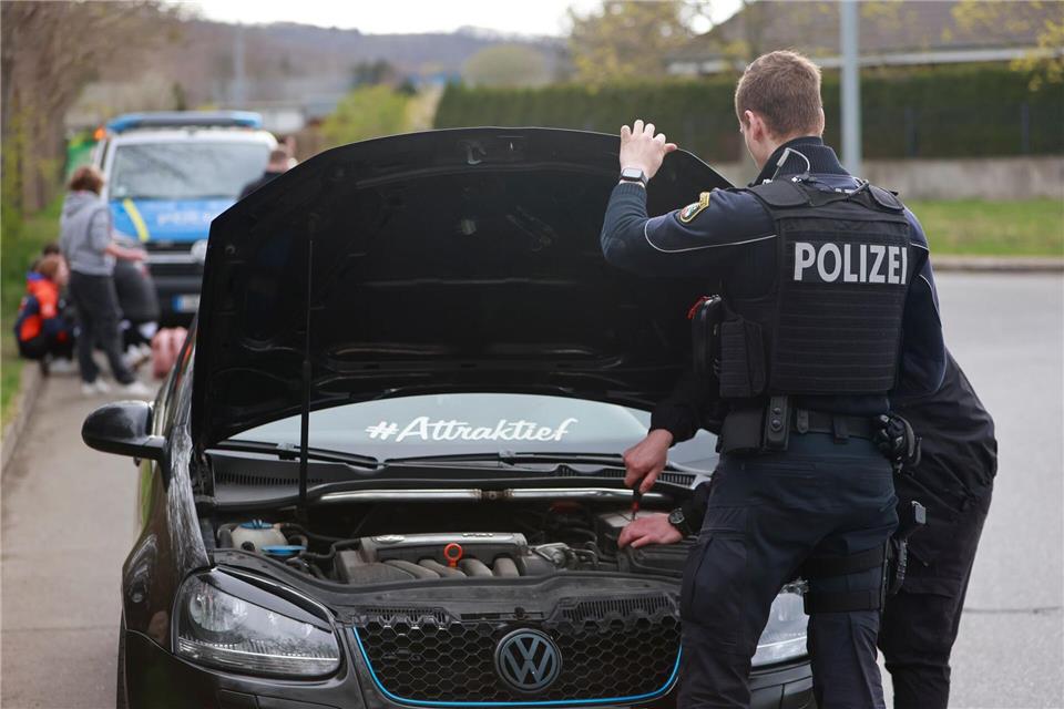 Fans aufgemotzter, lauter Autos treffen sich „Car-Samstag“ in Blankenburg im Harz. (Archivbild)Matthias Bein/dpa