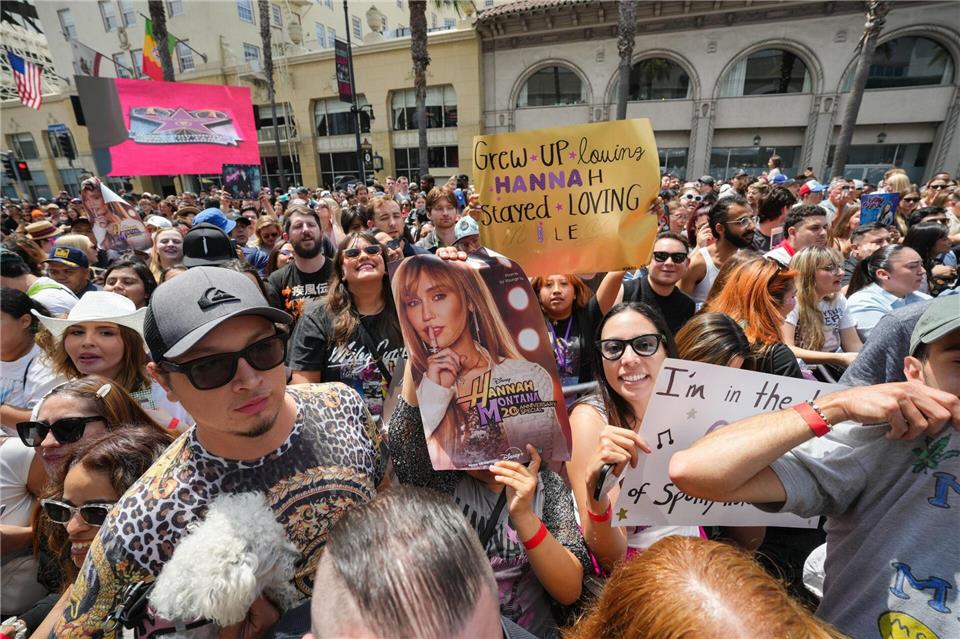Fans aus aller Welt jubeln Miley Cyrus zu. Jordan Strauss/Invision/AP/dpa
