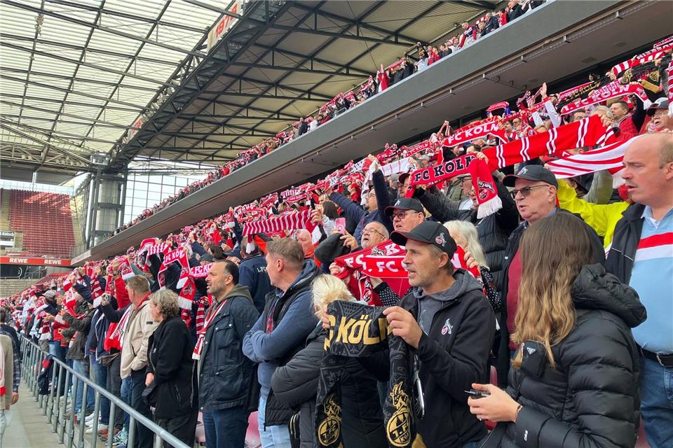 Fans bei der Mitgliederversammlung des 1. FC Köln im Stadion.Jana Glose/dpa