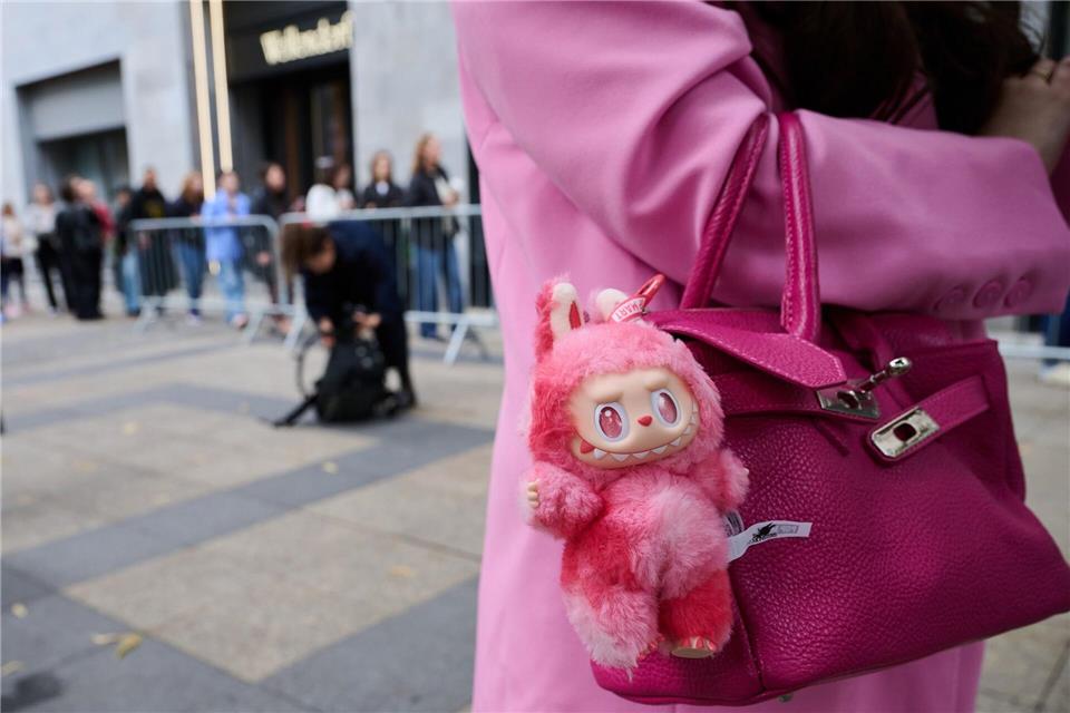 Labubu-Hype geht weiter - Schlange am KaDeWe Fans brachten ihre eigenen Labubus mit.Annette Riedl/dpa