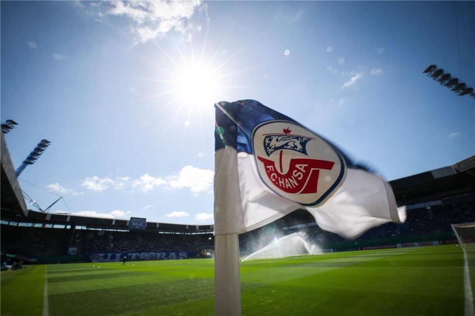 Fans brannten zum 60-Jahr-Jubiläum von Hansa Rostock Pyrotechnik ab.Christian Charisius/dpa