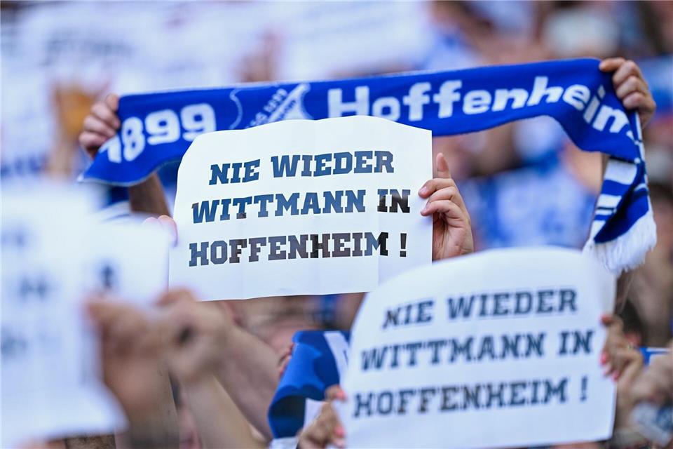 Fans der TSG Hoffenheim protestieren gegen den Einfluss von Spielerberater Roger Wittmann Uwe Anspach/dpa