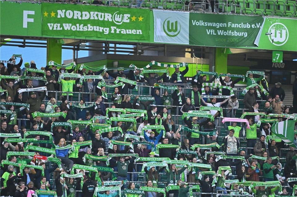 Fans der Wolfsburger Fußballerinnen.Swen Pförtner/dpa