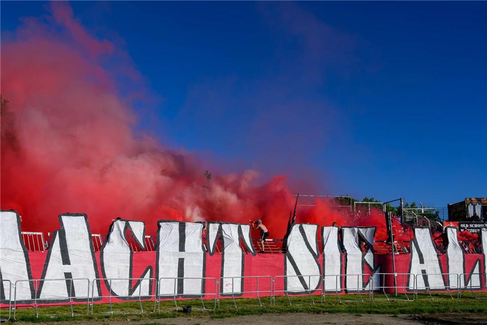 Fans der Würzburger Kickers zünden Pyrotechnik im Fanblock.Hendrik Schmidt/dpa