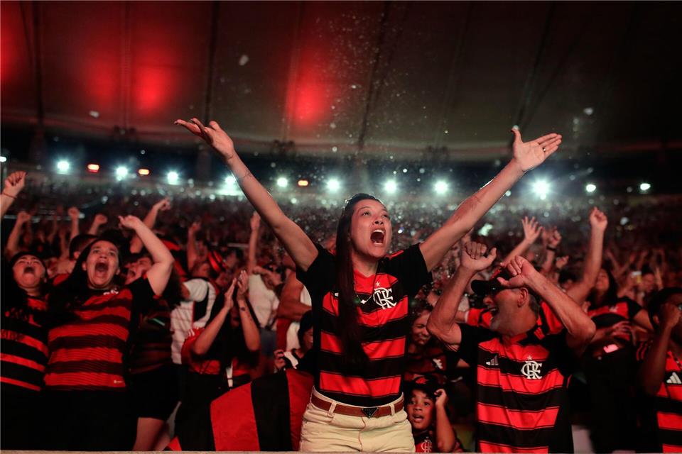 Fans der brasilianischen Mannschaft Flamengo feiern ein Tor, während sie das Endspiel im Copa Libertadores auf einer riesigen Leinwand im Maracana-Stadion in Rio verfolgen.Bruna Prado/AP/dpa