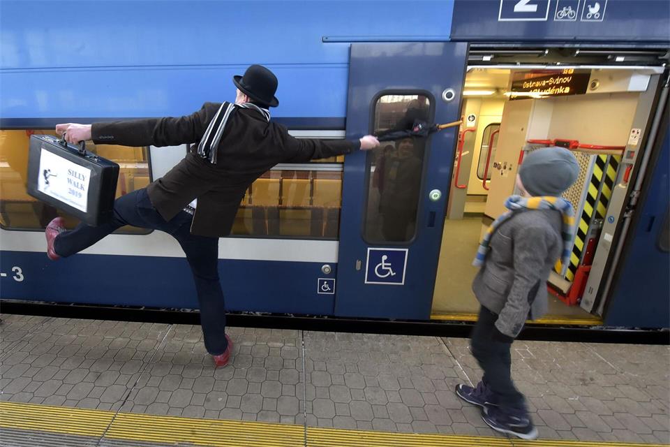 Fans der britischen Komiker-Gruppe „Monty Python“ inszinieren am Bahnhof Ostrava-Svinov ein Spektakel. (Archivbild)Jaroslav O?ana/CTK/dpa