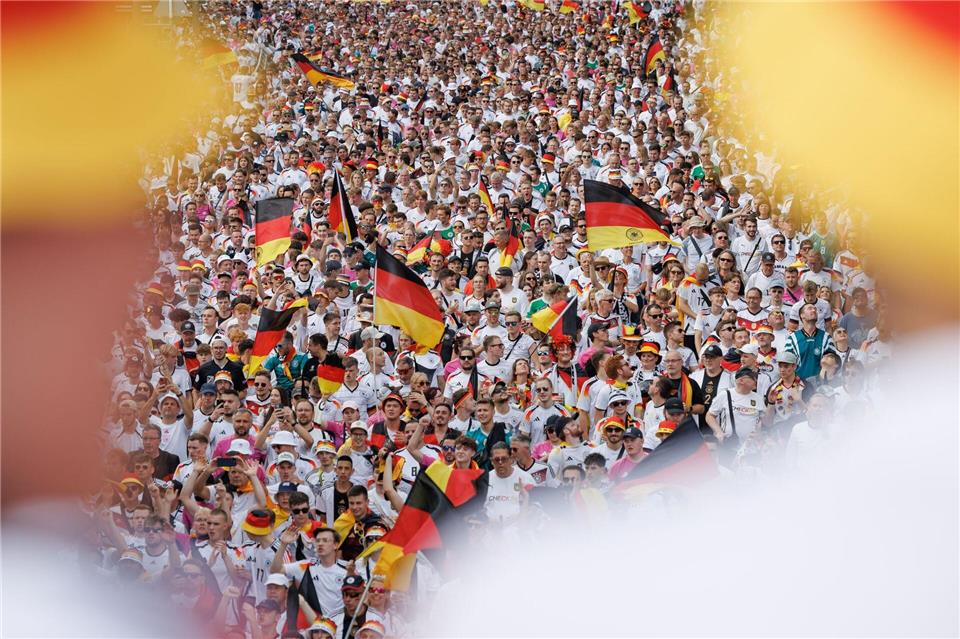 Fans der deutschen Fußball-Nationalmannschaft marschieren bei der EM 2024 in Richtung Stadion sowie zum Public Viewing im Dortmunder Westfalenpark. (Archivbild)Friso Gentsch/dpa