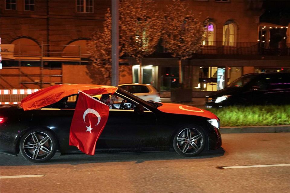 Fans der türkischen Fußball-Nationalmannschaft feiern in Stuttgart.Andreas Rosar/dpa