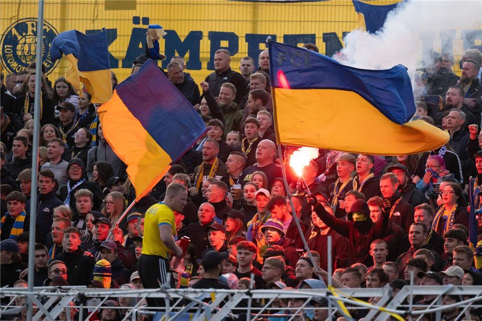 Fans des 1. FC Lok Leipzig während des Hinspiels gegen Havelse.Sebastian Kahnert/dpa