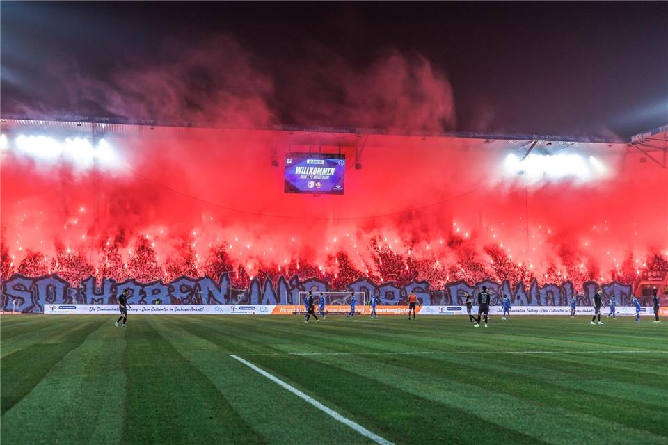 Fans des 1. FC Magdeburg brennen Pyrotechnik ab.Andreas Gora/dpa