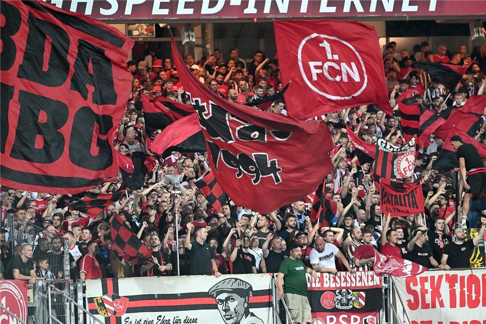Fans des 1. FC Nürnberg feiern im Max-Morlock-Stadion. (Archivfoto)Jens Niering/dpa