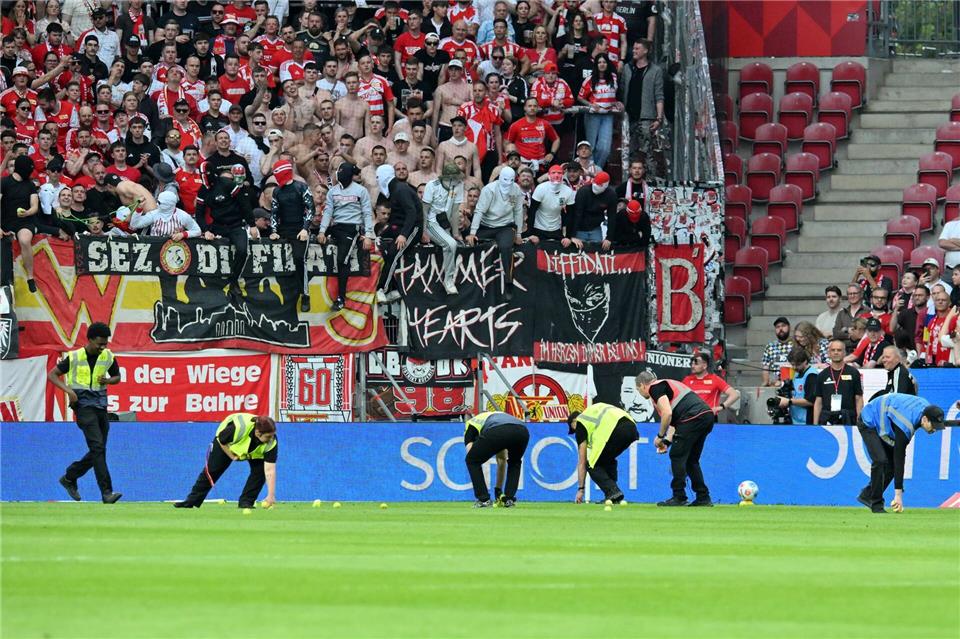 Fans des 1. FC Union werfen beim Spiel gegen den Mainz Tennisbälle auf den Rasen.Torsten Silz/dpa
