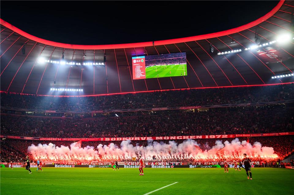 Fans des FC Bayern München zünden Pyrotechnik im Fanblock. (Archivbild)Tom Weller/dpa