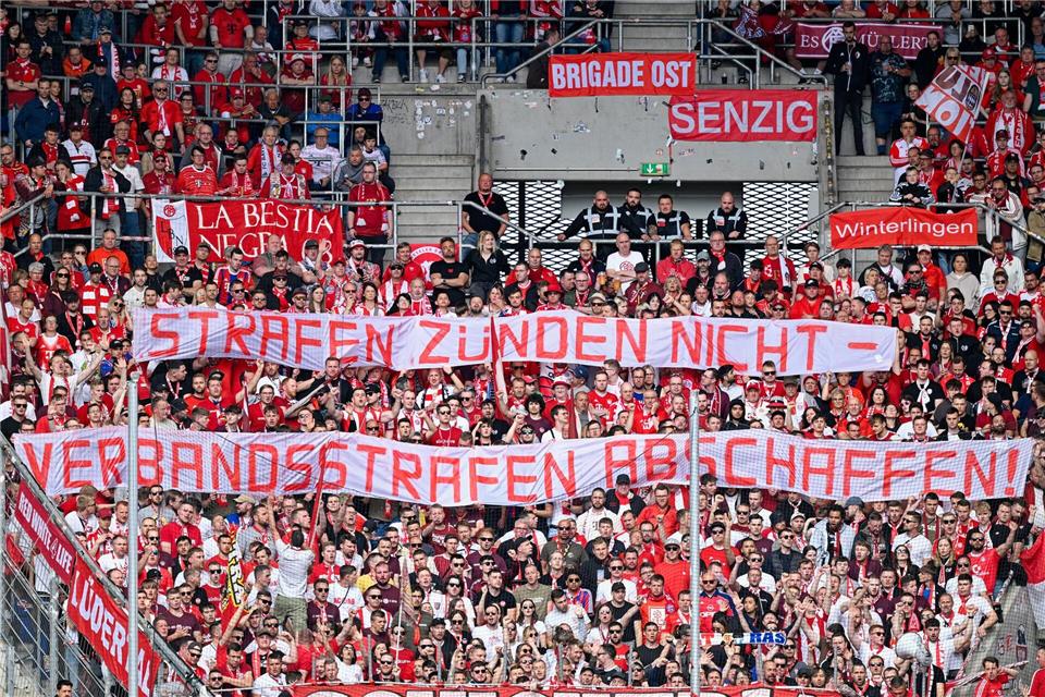 Fans des FC Bayern eigen eine klare Meinung zum Thema Verbandsstrafen. (Archivbild)Uwe Anspach/dpa