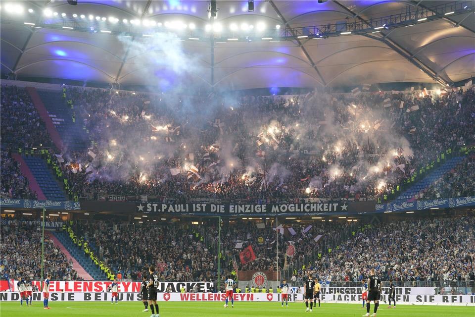Fans des FC St. Pauli  brennen auf der Tribüne Pyrotechnik ab.Marcus Brandt/dpa