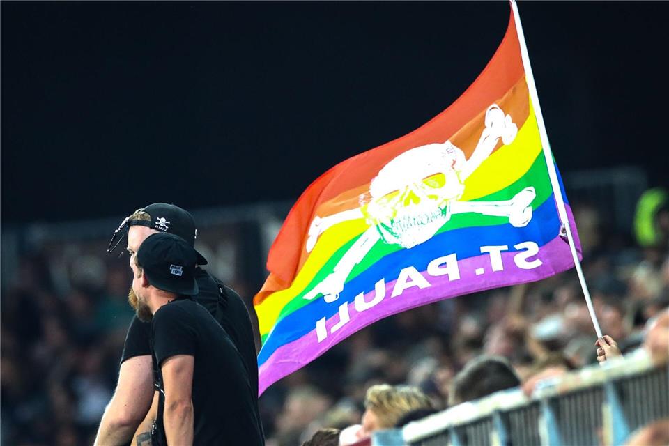 Fans des FC St. Pauli mit der Regenbogenfahne, die weltweit als Symbol für Vielfalt, Toleranz und Akzeptanz steht. (Archivbild)Christian Charisius/dpa