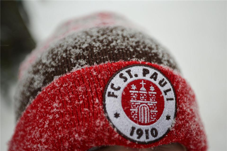 Fans des FC St. Pauli müssen sich am Samstag nicht dem Schnee aussetzen, um ihr Team zu unterstützen. Das abgesagte Spiel wird demnächst nachgeholt.Christian Charisius/dpa