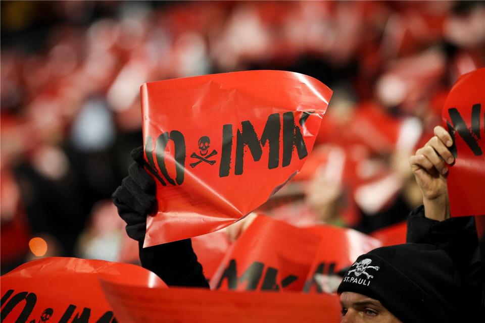 Fans des FC St. Pauli protestieren beim Heimspiel gegen Union Berlin gegen die Innenministerkonferenz in Bremen.Christian Charisius/dpa