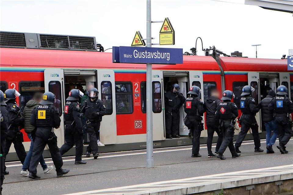 Fans des FSV Mainz 05 haben vor dem Spiel bei Eintracht Frankfurt einen Beamten tätlich angegriffen und verletzt.Uli Von Mengden/dpa
